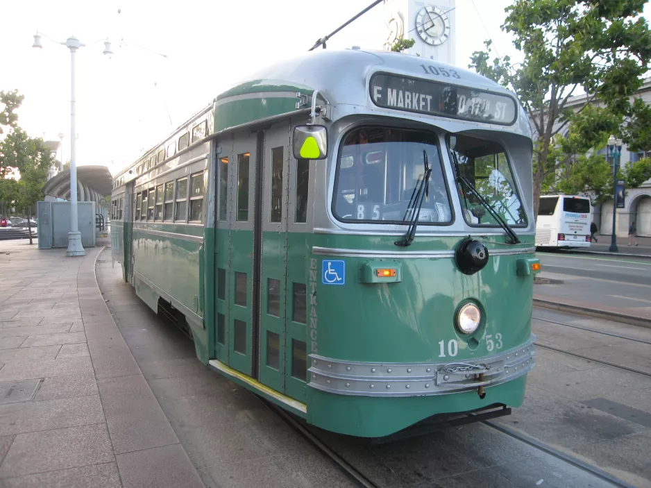 San Francisco F-Market & Wharves mit Triebwagen 1053nah Embarcadero & Stockton (2016)