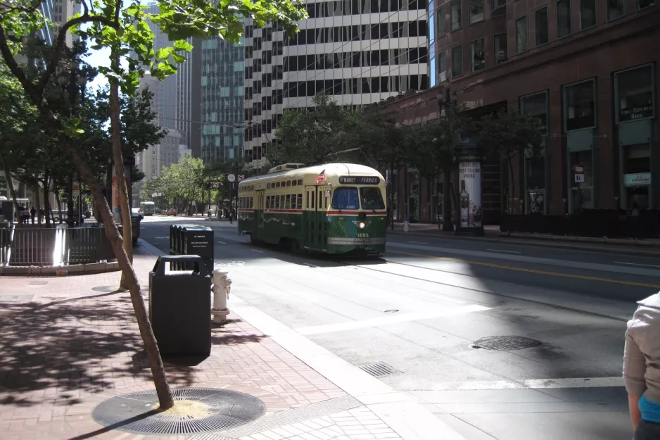 San Francisco F-Market & Wharves mit Triebwagen 1055nah Market & Main (2010)