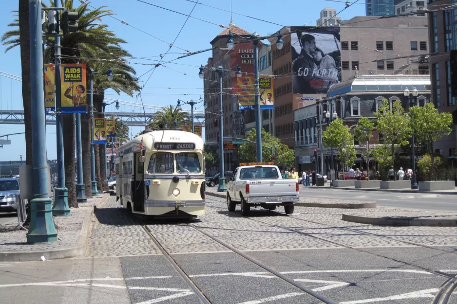 San Francisco F-Market & Wharves mit Triebwagen 1056 am Embarcadero & Stockton (2010)