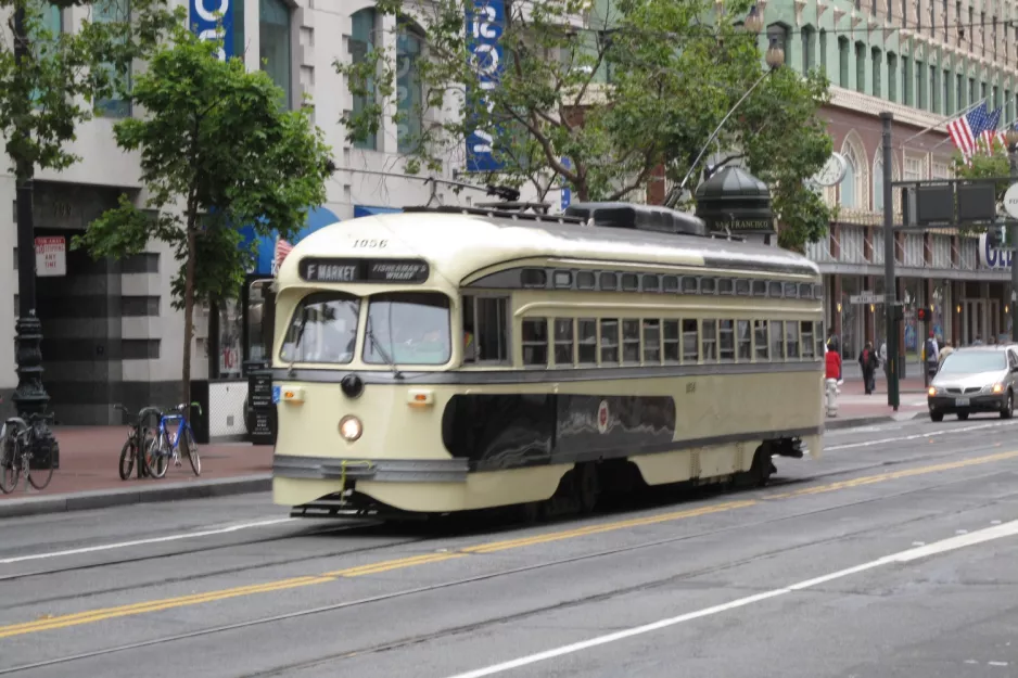 San Francisco F-Market & Wharves mit Triebwagen 1056 am Market & Stockton (2010)