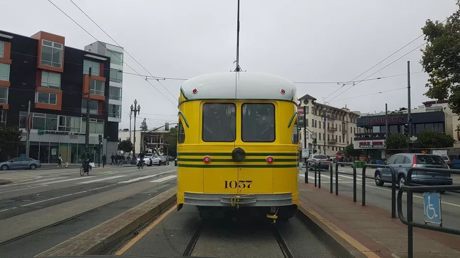 San Francisco F-Market & Wharves mit Triebwagen 1057 am Market & Noe (2021)