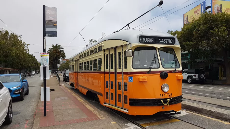 San Francisco F-Market & Wharves mit Triebwagen 1059 am Market & Noe (2021)