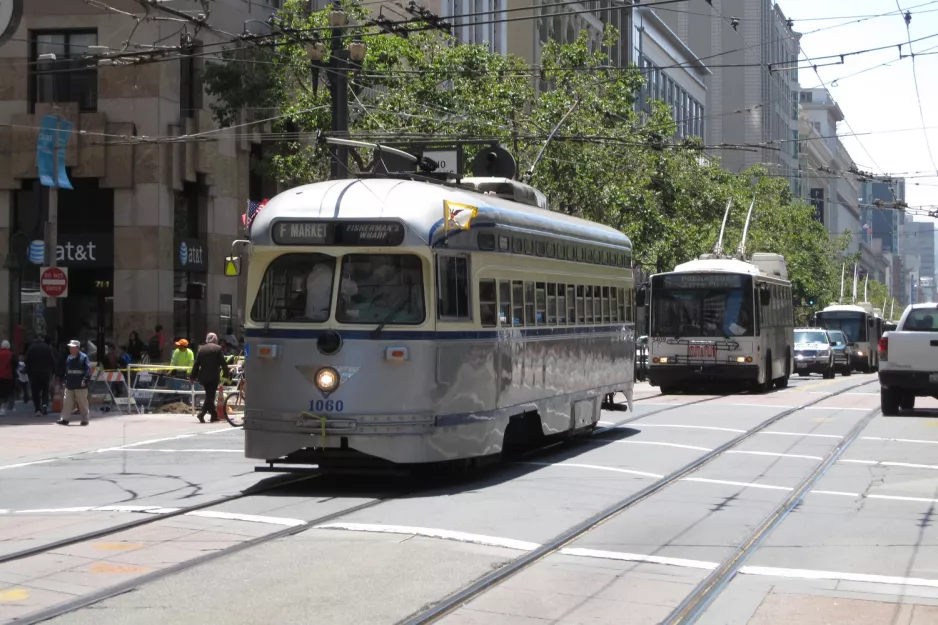 San Francisco F-Market & Wharves mit Triebwagen 1060 auf Market & Kearny (2010)