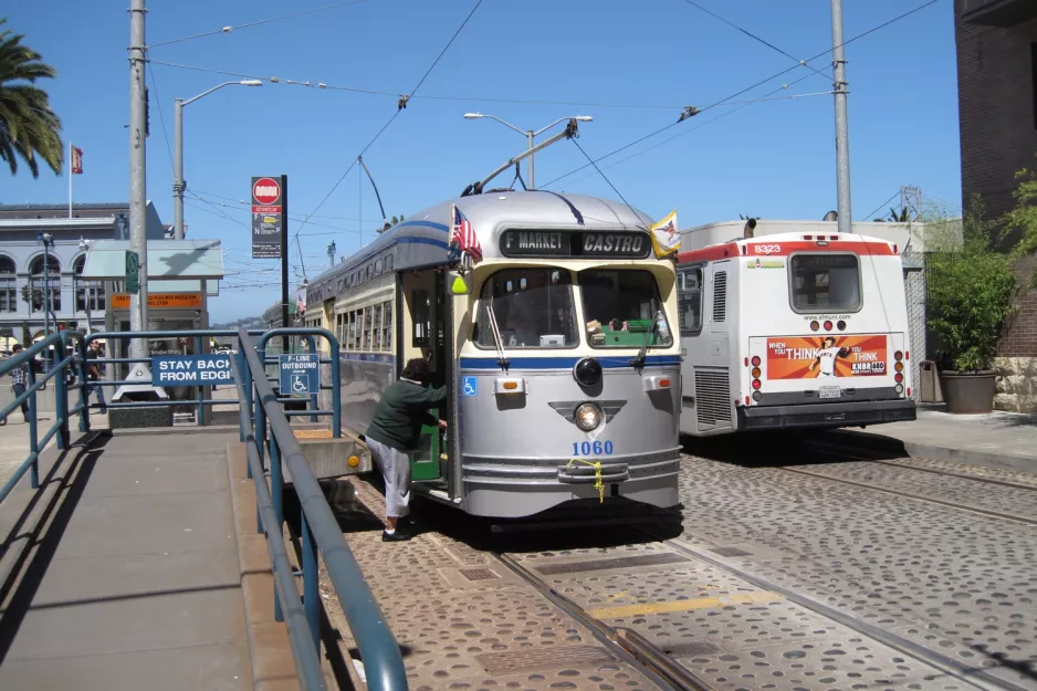 San Francisco F-Market & Wharves mit Triebwagen 1060 auf Railway Museum (2010)