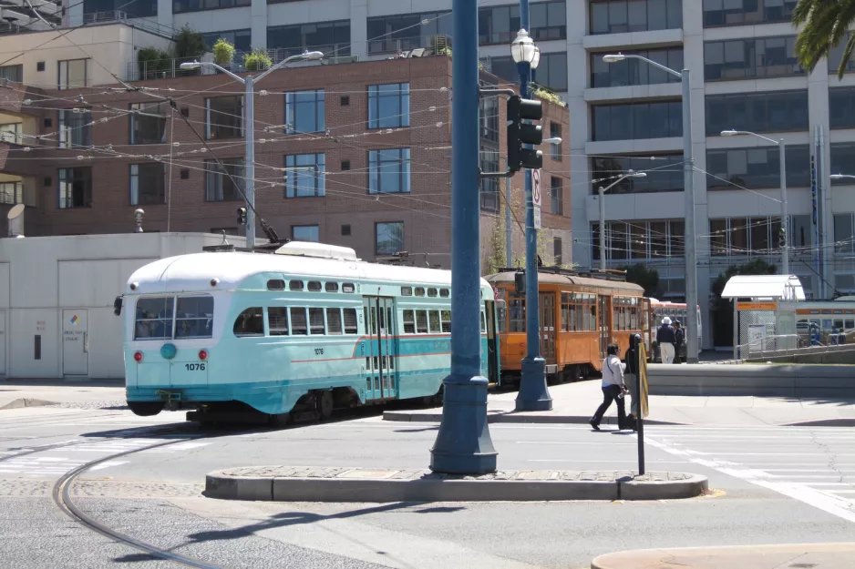 San Francisco F-Market & Wharves mit Triebwagen 1076 am Don Chee Way / Steuart Street (2010)