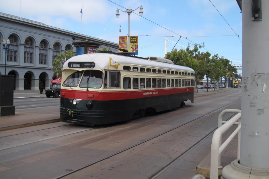 San Francisco F-Market & Wharves mit Triebwagen 1077 am Embarcadero & Ferry Building (2010)