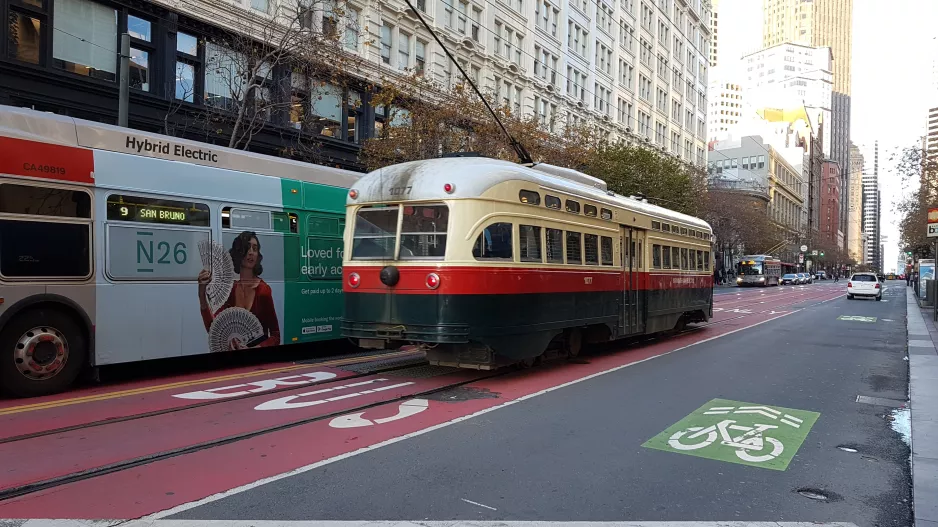 San Francisco F-Market & Wharves mit Triebwagen 1077 nahe bei Market & 4th (2019)