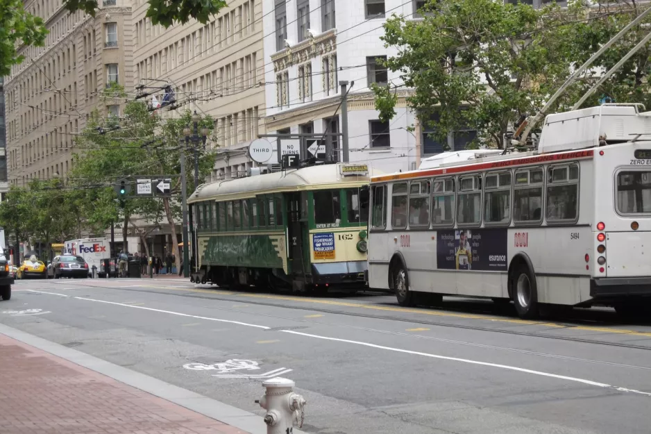 San Francisco F-Market & Wharves mit Triebwagen 162nah Market & Stockton (2010)