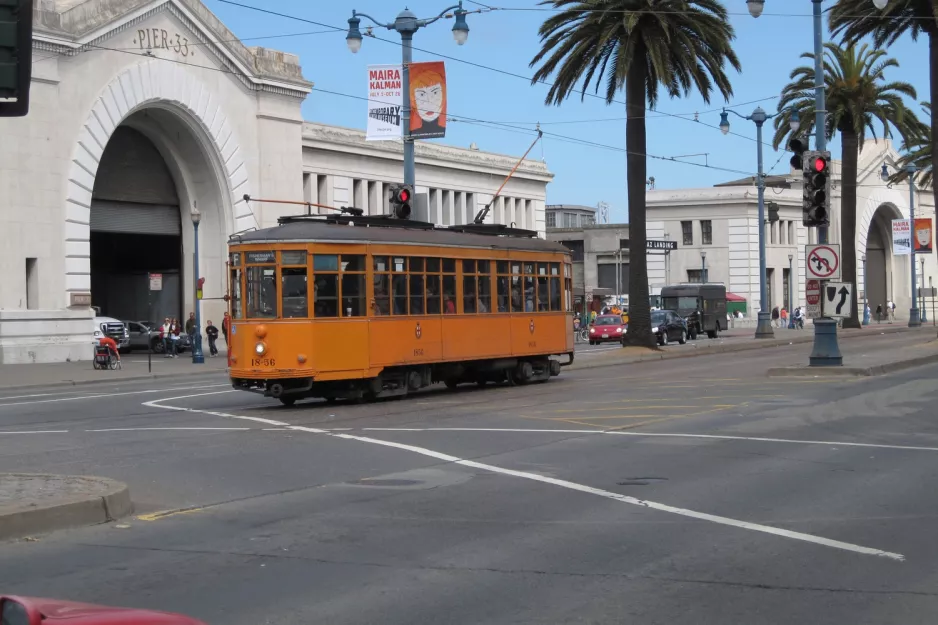 San Francisco F-Market & Wharves mit Triebwagen 1856nah Embarcadero & Bay (2010)