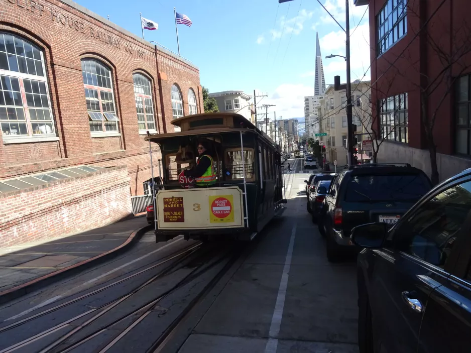 San Francisco Kabelstraßenbahn 3 vor Cable Car Museum (2023)