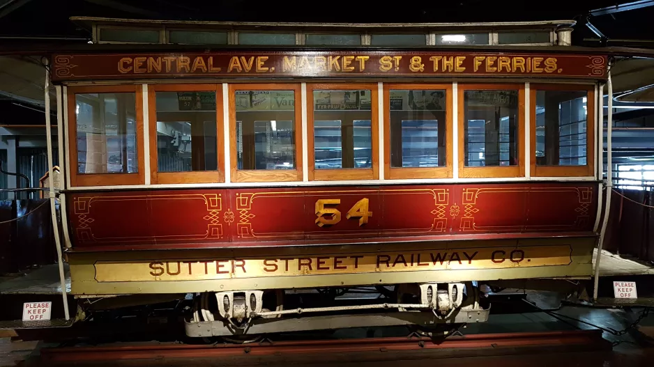 San Francisco Kabelstraßenbahn 54 im San Francisco Cable Car Museum  von der Seite gesehen (2021)