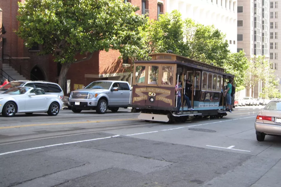 San Francisco Kabelstraßenbahn California mit Kabelstraßenbahn 50 auf California Street, von hinten gesehen (2010)