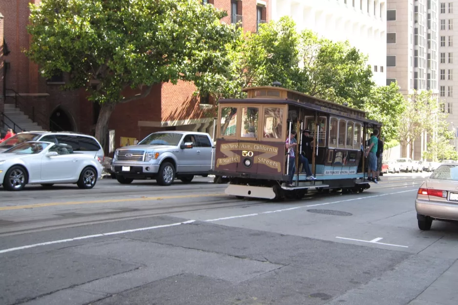 San Francisco Kabelstraßenbahn California mit Kabelstraßenbahn 50 nahe bei California & Grant (2010)