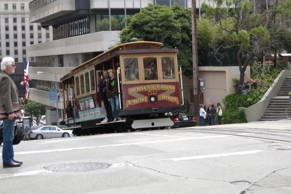 San Francisco Kabelstraßenbahn California mit Kabelstraßenbahn 52 am California & Kearny (2010)