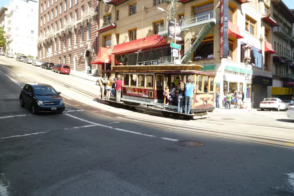 San Francisco Kabelstraßenbahn California mit Kabelstraßenbahn 56 auf California Street (2010)