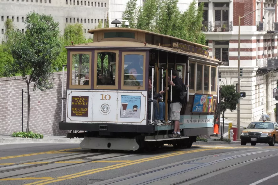 San Francisco Kabelstraßenbahn Powell-Hyde mit Kabelstraßenbahn 10 auf Market & 5th (2010)