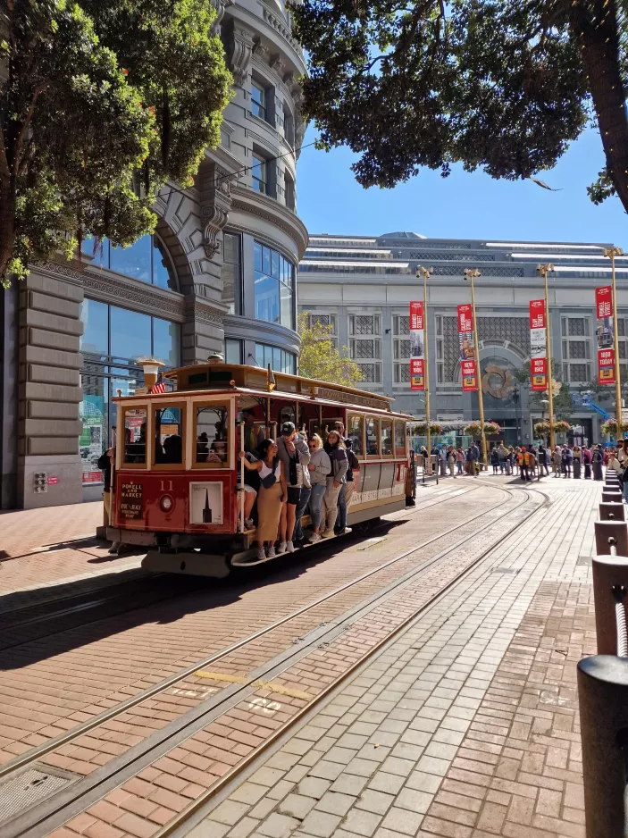 San Francisco Kabelstraßenbahn Powell-Hyde mit Kabelstraßenbahn 11 am Market & 5th (2023)