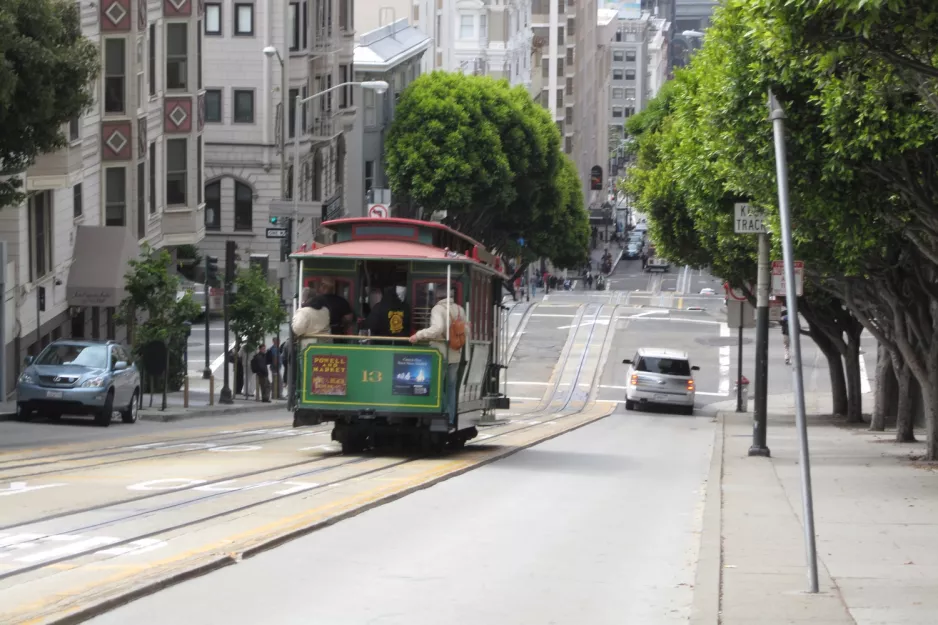 San Francisco Kabelstraßenbahn Powell-Hyde mit Kabelstraßenbahn 13 am Market & 5th (2010)