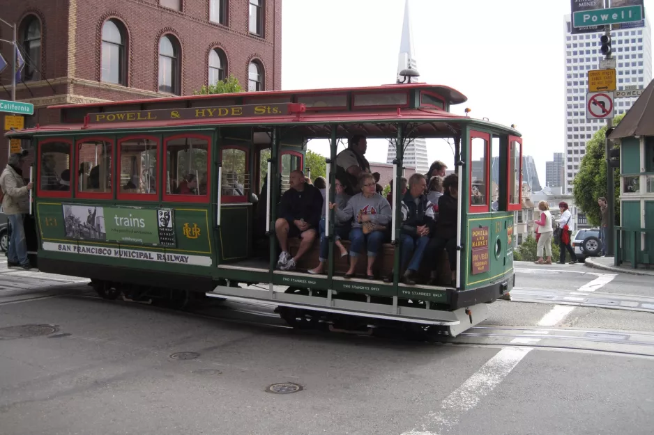 San Francisco Kabelstraßenbahn Powell-Hyde mit Kabelstraßenbahn 13 auf Market & 5th (2010)