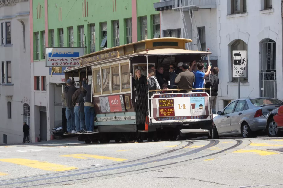 San Francisco Kabelstraßenbahn Powell-Hyde mit Kabelstraßenbahn 14nah Washington & Powell (2010)