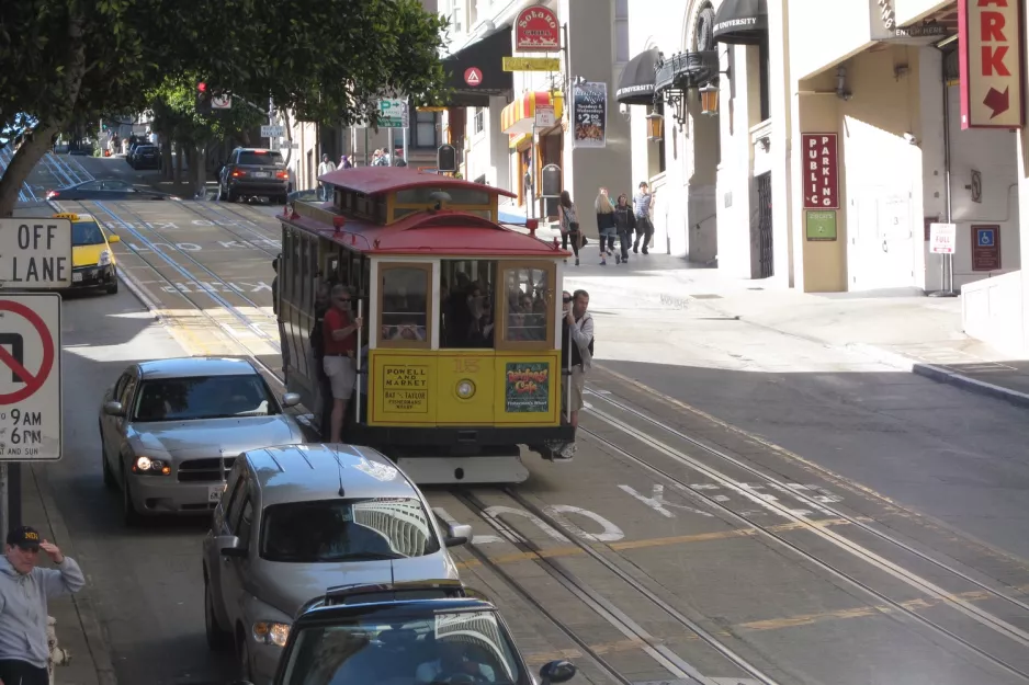 San Francisco Kabelstraßenbahn Powell-Hyde mit Kabelstraßenbahn 15 auf Market & 5th (2010)