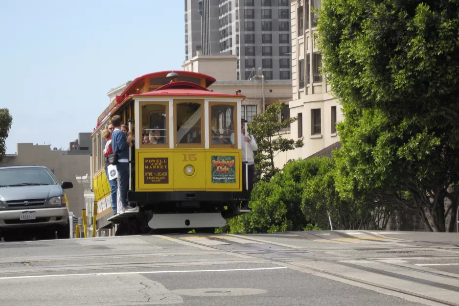 San Francisco Kabelstraßenbahn Powell-Hyde mit Kabelstraßenbahn 15 in der Kreuzung Powell Street/California Street (2010)