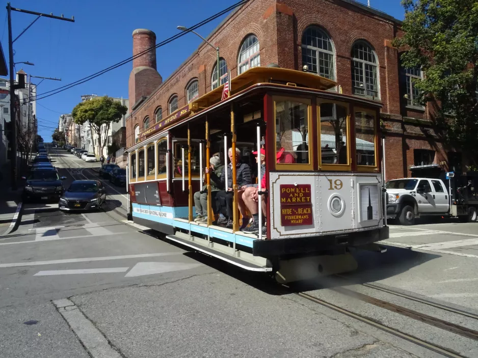 San Francisco Kabelstraßenbahn Powell-Hyde mit Kabelstraßenbahn 19 am Cable Car Museum (2023)