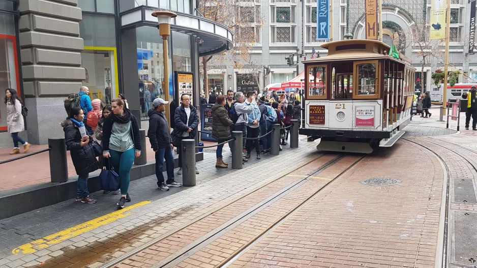 San Francisco Kabelstraßenbahn Powell-Hyde mit Kabelstraßenbahn 21 auf Market & Powell (2019)