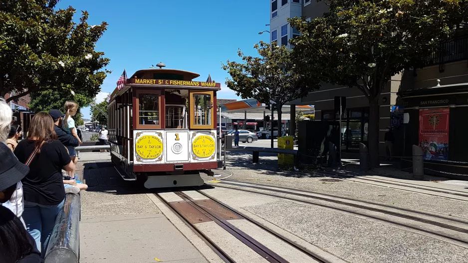 San Francisco Kabelstraßenbahn Powell-Mason mit Kabelstraßenbahn 1 am Taylor & Bay (2021)