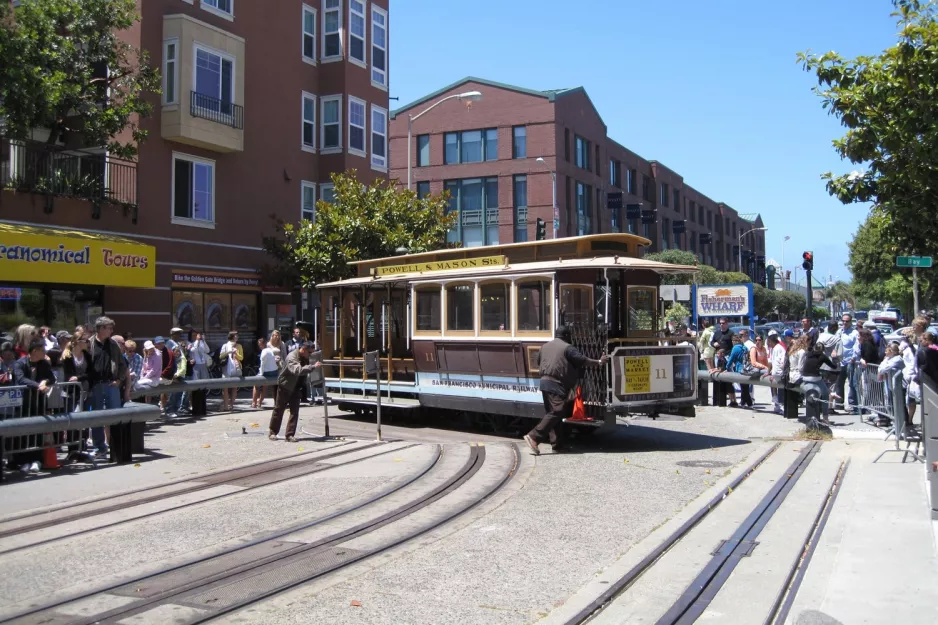 San Francisco Kabelstraßenbahn Powell-Mason mit Kabelstraßenbahn 11 am Taylor & Bay  von der Seite gesehen (2010)