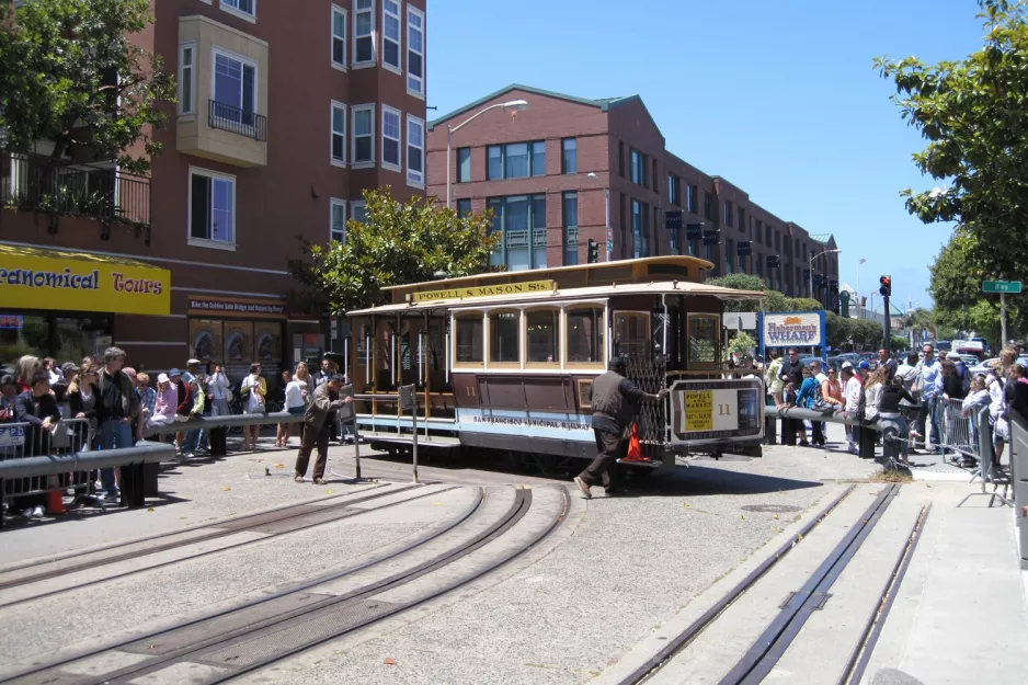 San Francisco Kabelstraßenbahn Powell-Mason mit Kabelstraßenbahn 11, Seitenansicht Taylor & Bay (2010)