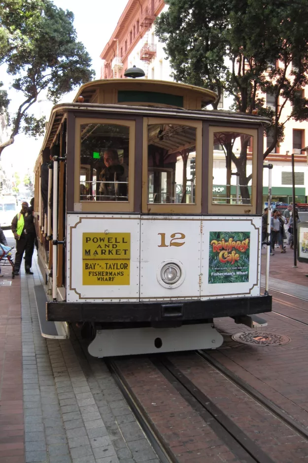 San Francisco Kabelstraßenbahn Powell-Mason mit Kabelstraßenbahn 12 am Market & Powell (2010)