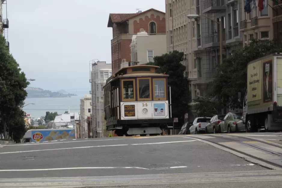 San Francisco Kabelstraßenbahn Powell-Mason mit Kabelstraßenbahn 14 auf Mason Street (2010)