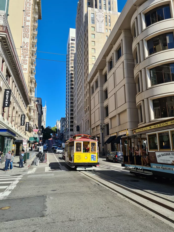 San Francisco Kabelstraßenbahn Powell-Mason mit Kabelstraßenbahn 15 auf Market & 5th (2022)