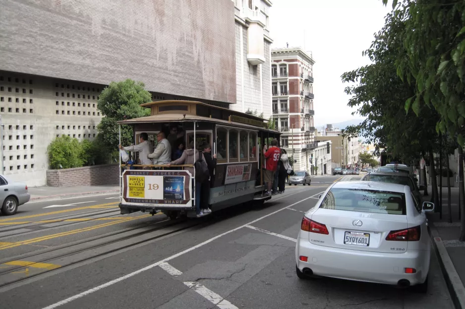 San Francisco Kabelstraßenbahn Powell-Mason mit Kabelstraßenbahn 19 auf Market & 5th (2010)