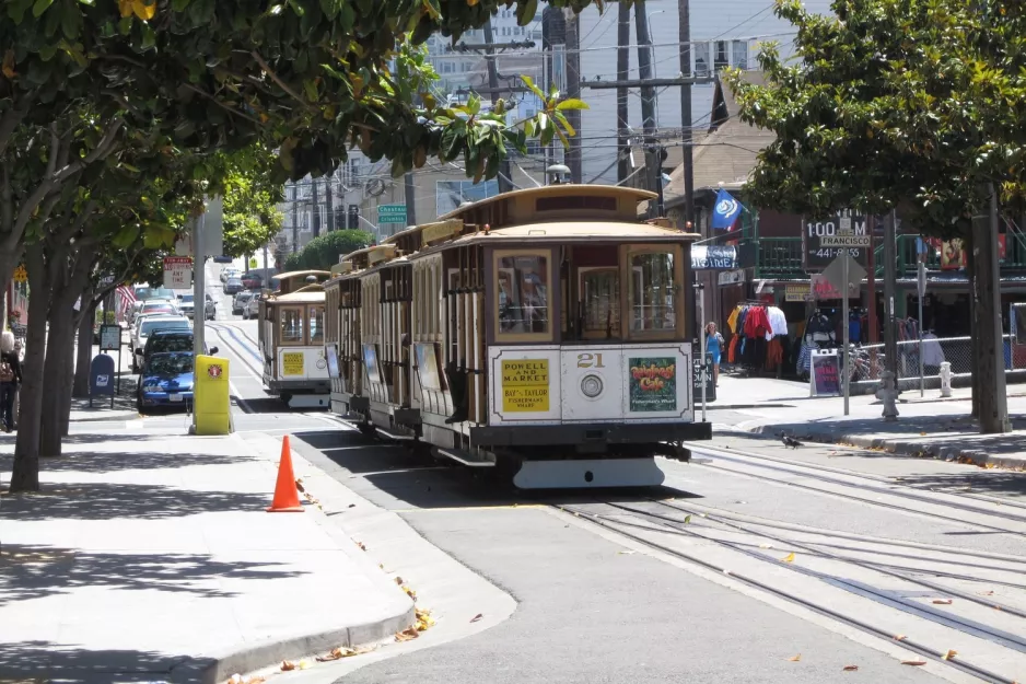 San Francisco Kabelstraßenbahn Powell-Mason mit Kabelstraßenbahn 21 am Taylor & Francisco (2010)