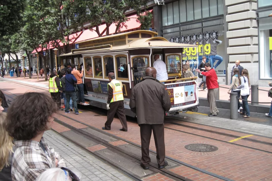 San Francisco Kabelstraßenbahn Powell-Mason mit Kabelstraßenbahn 24 am Market & Powell (2010)