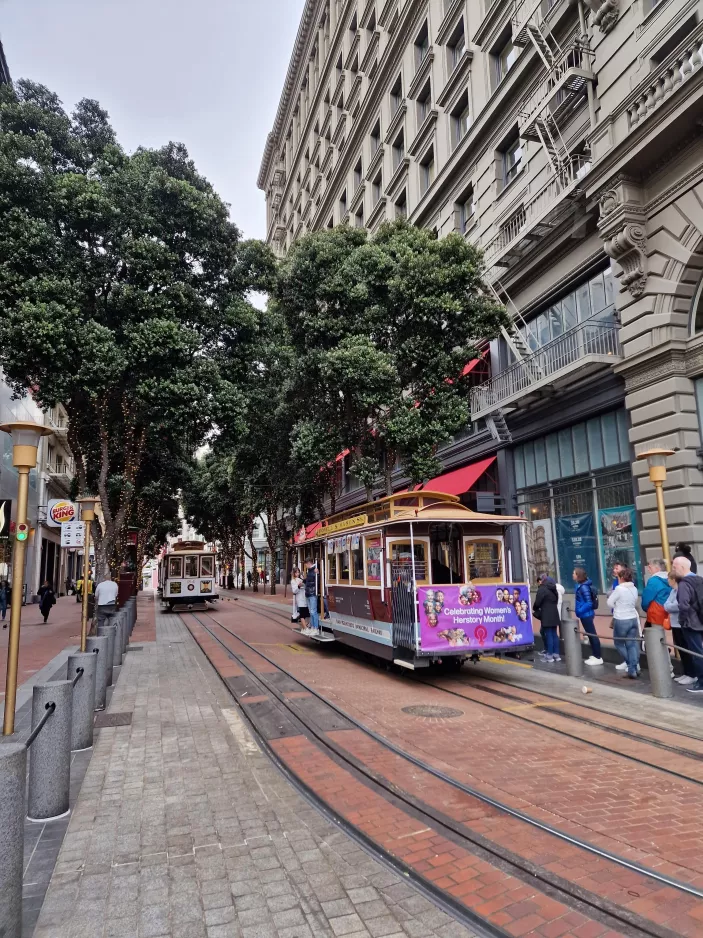 San Francisco Kabelstraßenbahn Powell-Mason mit Kabelstraßenbahn 24 am Market & Powell (2023)