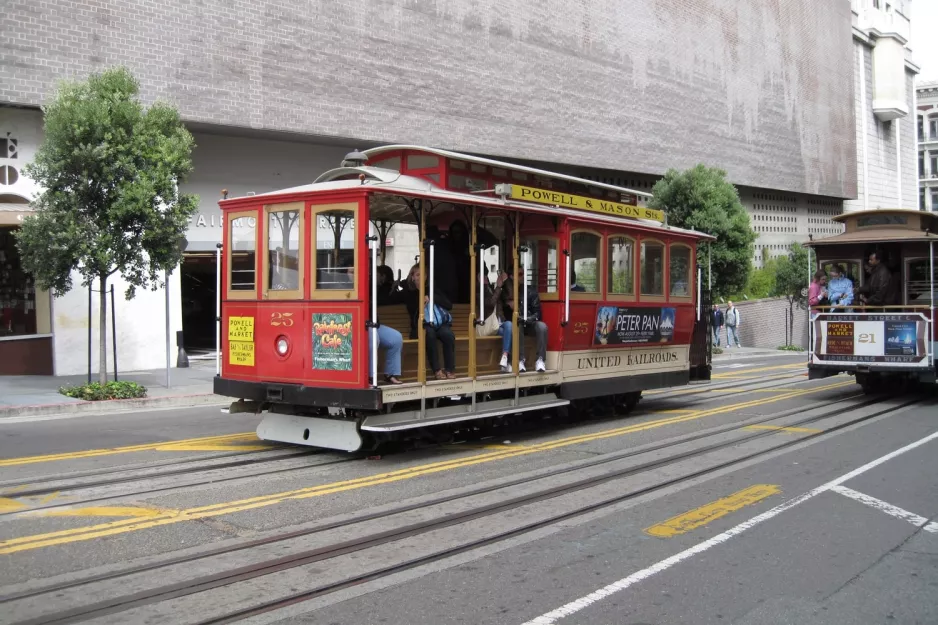 San Francisco Kabelstraßenbahn Powell-Mason mit Kabelstraßenbahn 25 auf Powell Street, von der Seite gesehen (2010)