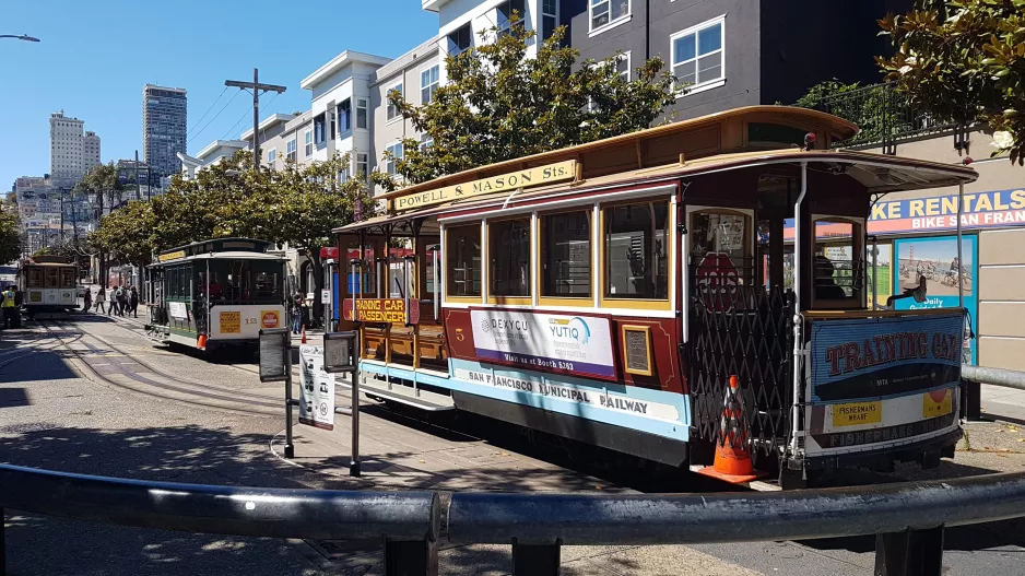 San Francisco Kabelstraßenbahn Powell-Mason mit Kabelstraßenbahn 7 am Taylor & Bay (2021)