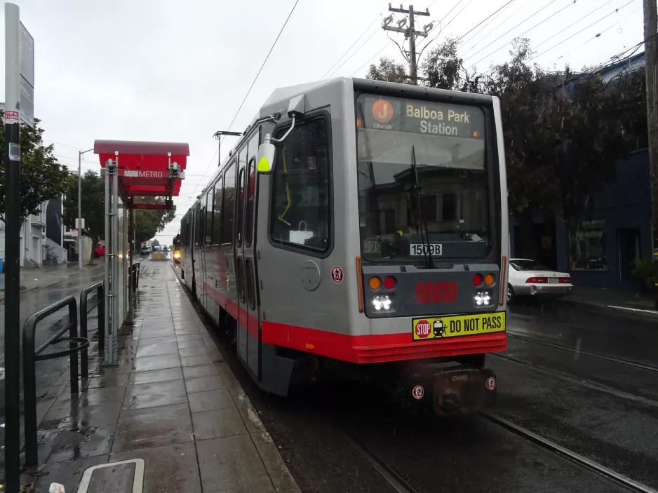 San Francisco Straßenbahnlinie J Church mit Gelenkwagen 1509 am Church & 24th (2023)