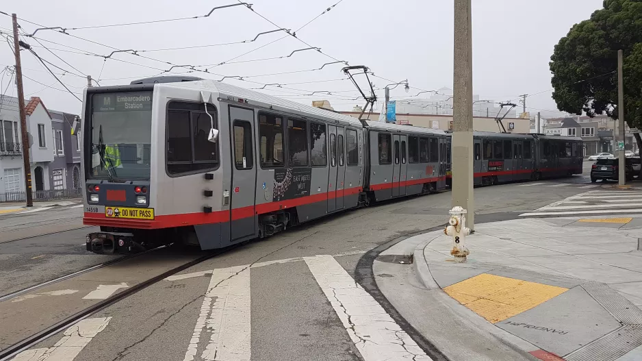 San Francisco Straßenbahnlinie M Ocean View mit Gelenkwagen 1455 in der Kreuzung 19th Ave & Randolph St (2019)