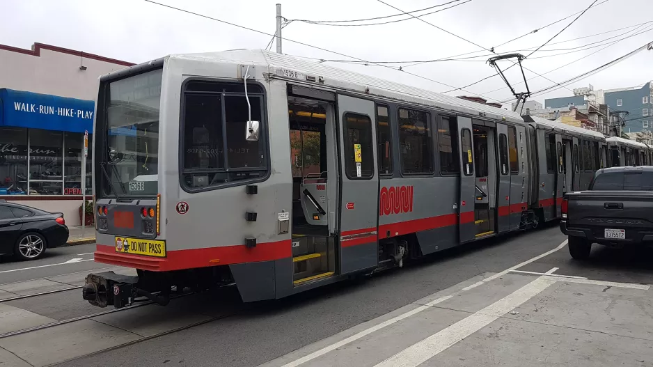 San Francisco Straßenbahnlinie N Judah mit Gelenkwagen 1536 in der Kreuzung 9th Ave & Irving St. (2021)
