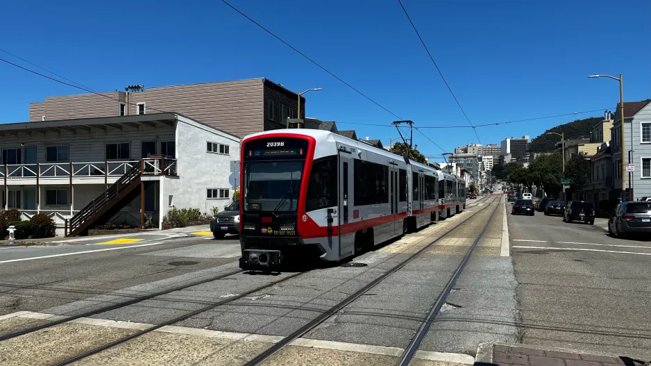 San Francisco Straßenbahnlinie N Judah mit Gelenkwagen 2039 am Judah & 12th (2024)