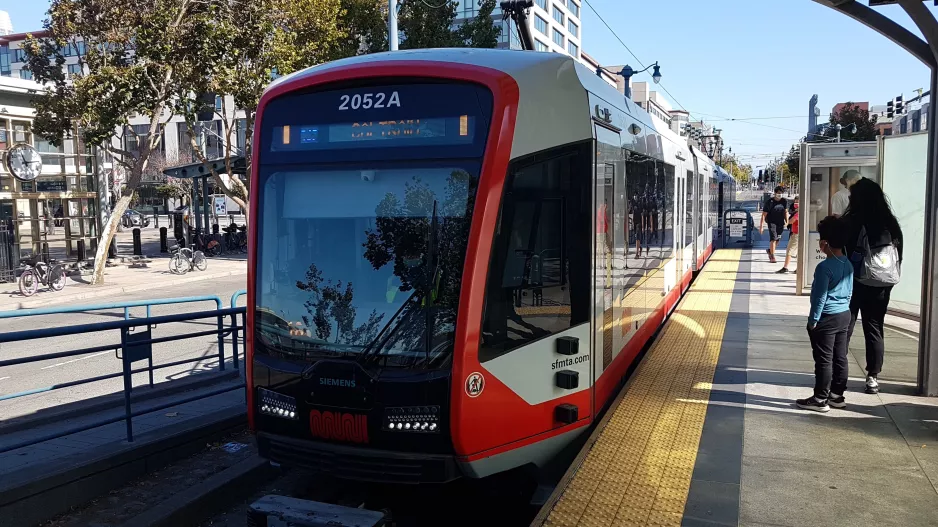San Francisco Straßenbahnlinie N Judah mit Gelenkwagen 2052 am 4th & King (2021)