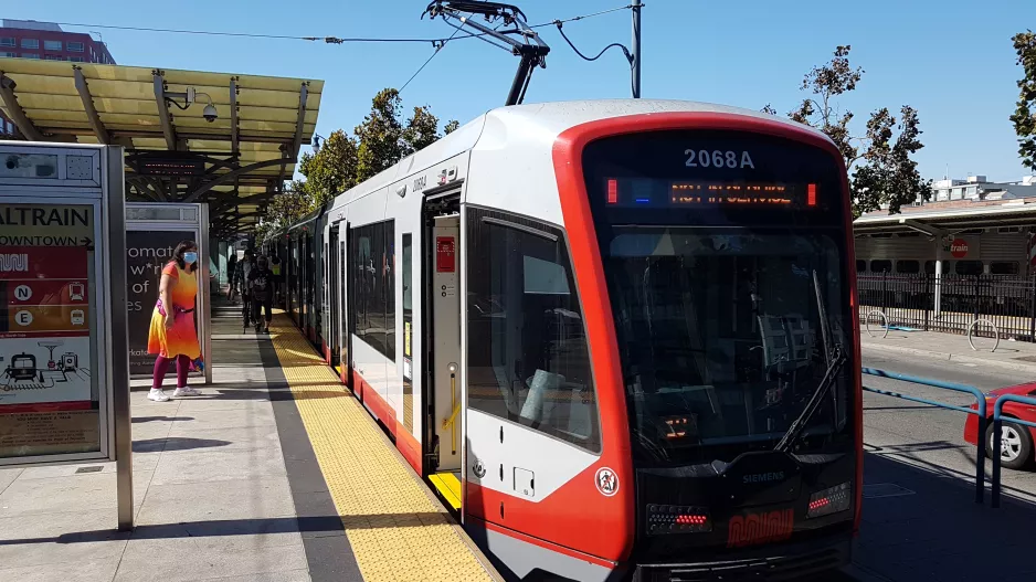 San Francisco Straßenbahnlinie N Judah mit Gelenkwagen 2068 am 4th & King (2021)