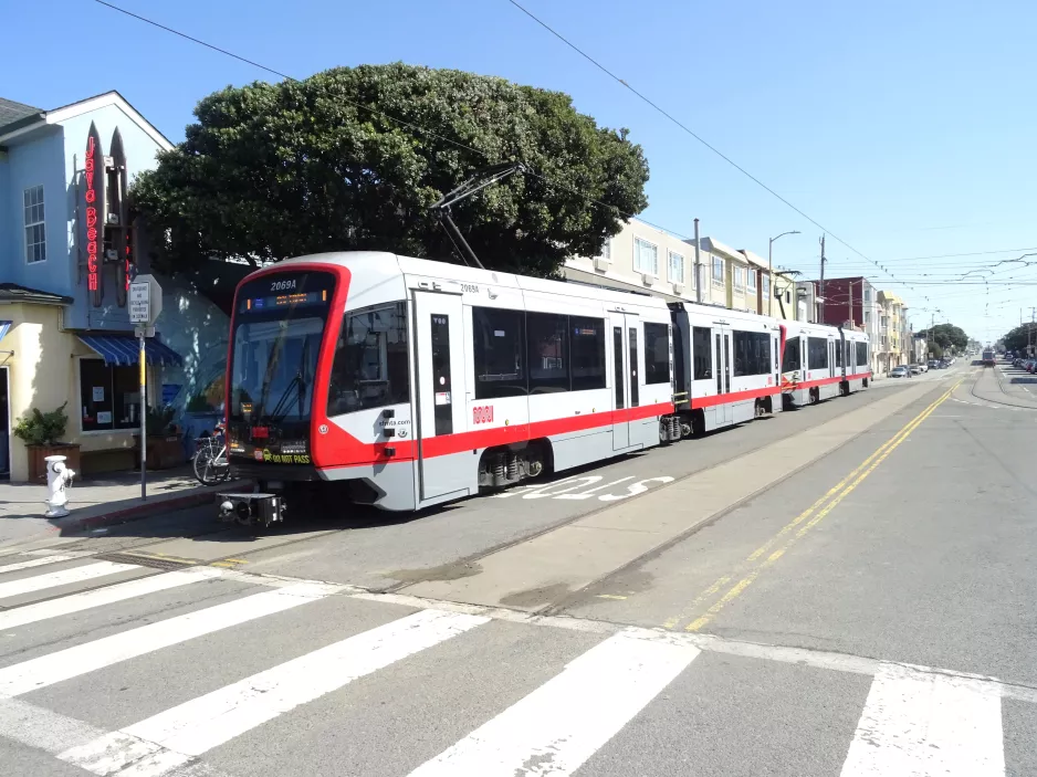 San Francisco Straßenbahnlinie N Judah mit Gelenkwagen 2069 am Ocean Beach (2023)