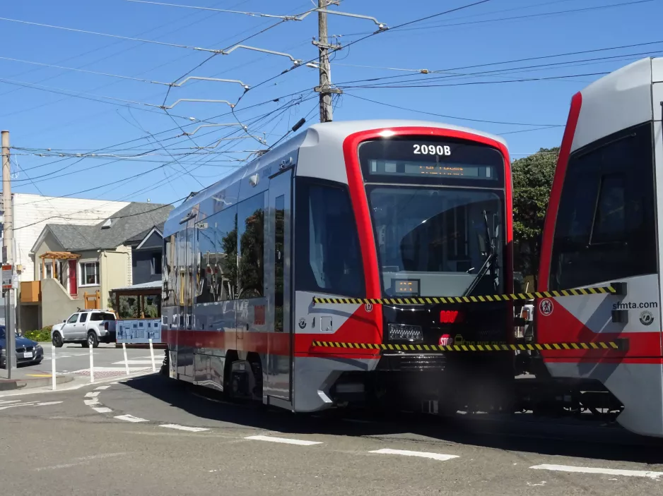 San Francisco Straßenbahnlinie N Judah mit Gelenkwagen 2090 im Ocean Beach (2023)