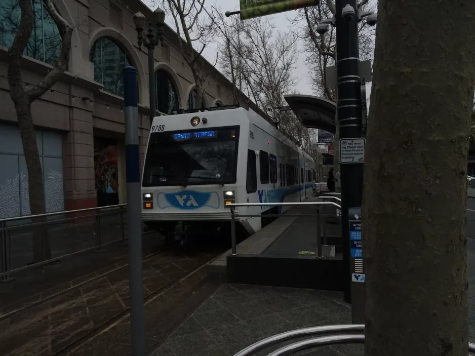 San Jose Blue Line (901) mit Niederflurgelenkwagen 978 am San Antonio (2023)