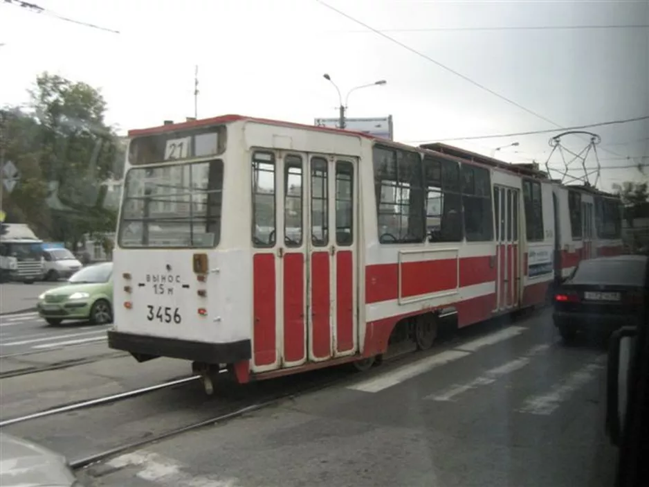 Sankt Petersburg Straßenbahnlinie 21 mit Gelenkwagen 3456 auf Prospekt Engelsa (2009)